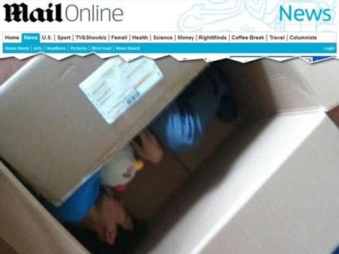 Imagem mostra o chinês ainda dentro da caixa após a surpresa quase ter se transformado em tragédia